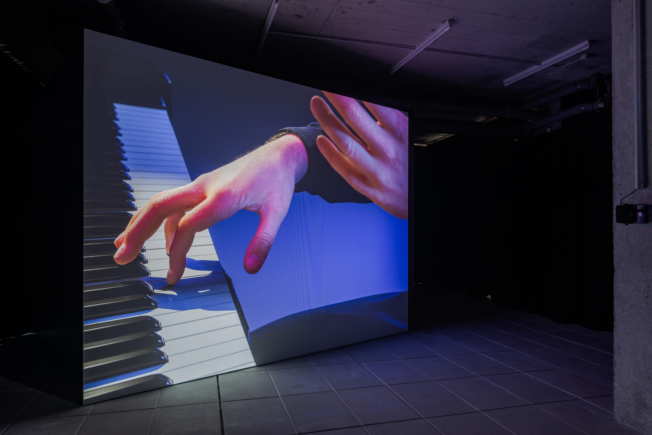 Ed Atkins, Pianowork 2 2026, Lumiar Cité, vista da instalação. Foto: DMF