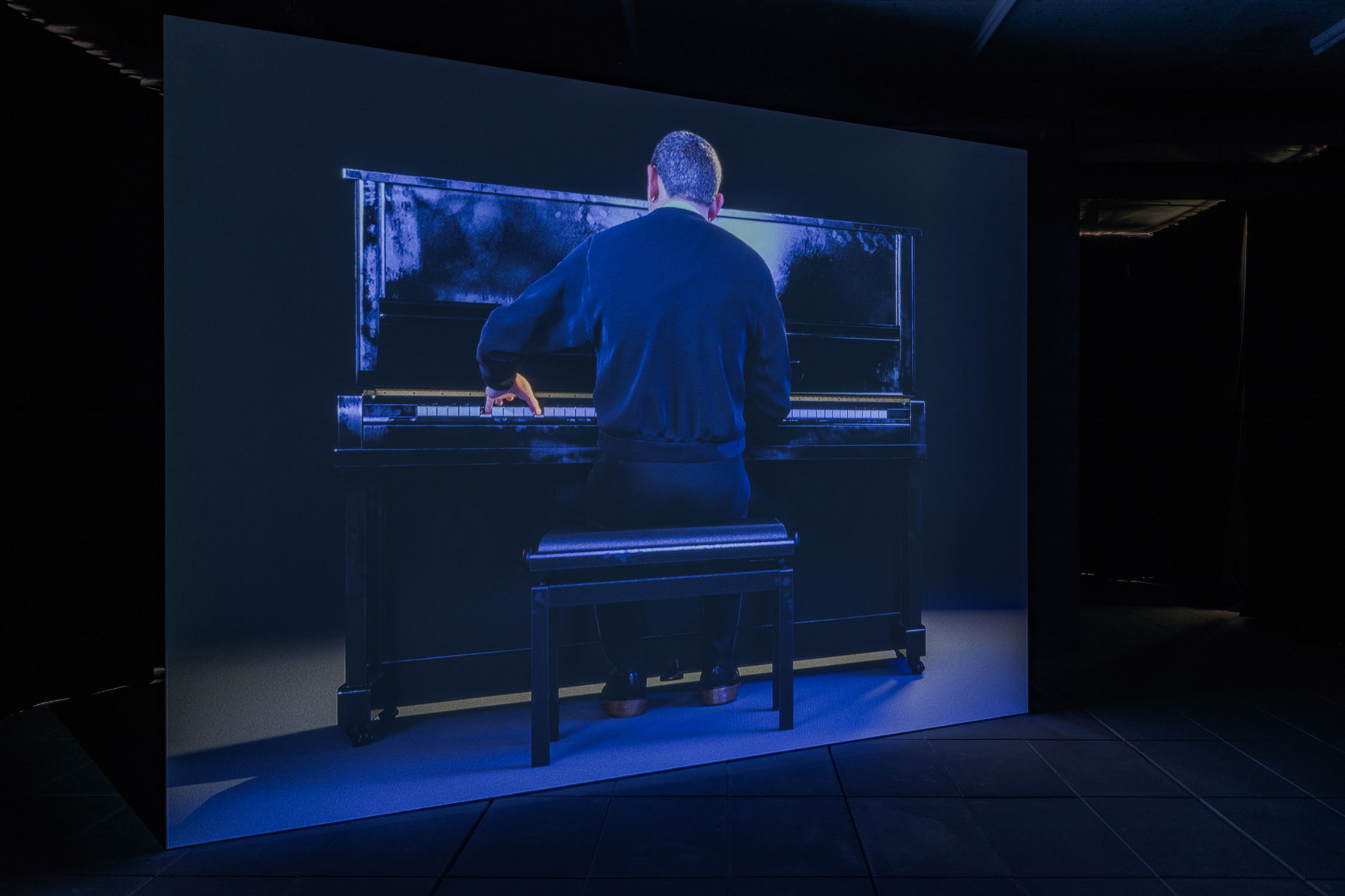 Ed Atkins, Pianowork 2 2026, Lumiar Cité, vista da instalação. Foto: DMF