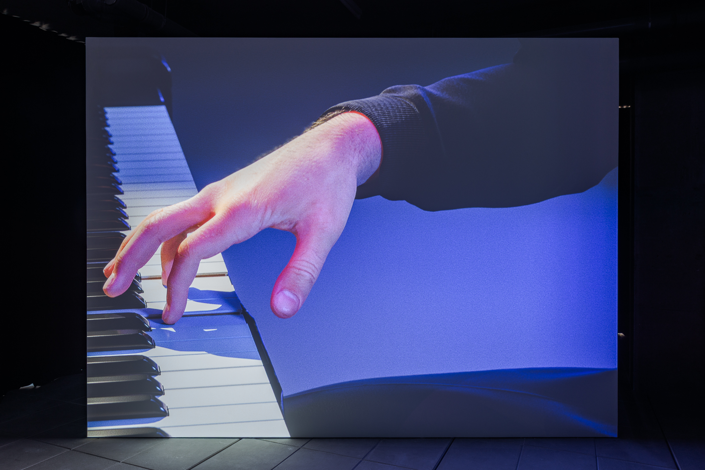 Ed Atkins, Pianowork 2 2026, Lumiar Cité, vista da instalação. Foto: DMF