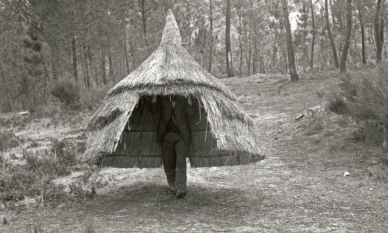 Benjamim Pereira, Gouveia, Lagarinhos; A Choupana móvel do pastor, 1978, colection of Museu Nacional de Etnologia, Museus e Monumentos de Portugal, E.P.E / Arquivo de Documentação Fotográfica
